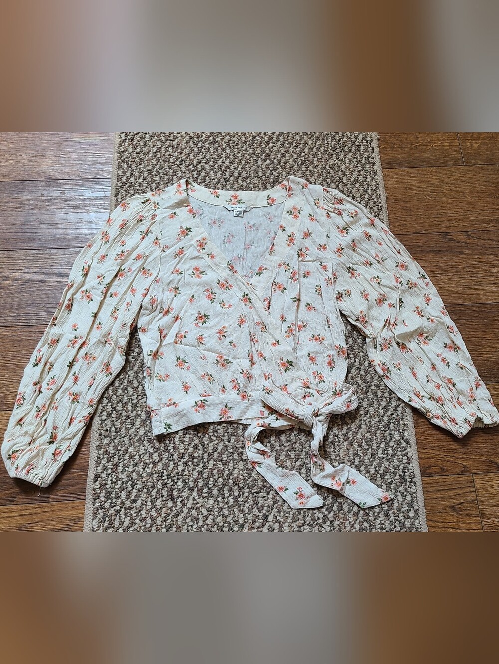 American Eagle XS Cream Floral Crop Tie Blouse
